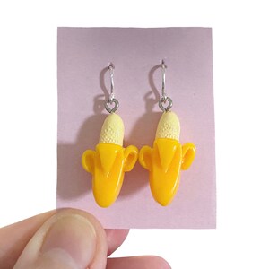 Bananenoorbellen: eigenzinnige oorbellen van harsfruit