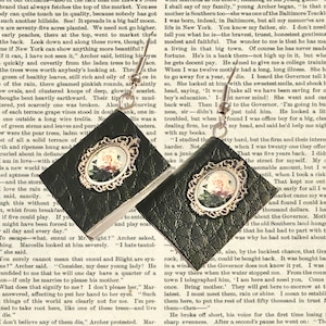 Pendientes de libro, regalo de bibliotecario, pendientes de novela, regalos para amantes de los libros, libros esenciales, libros en miniatura, pendientes divertidos, novedad