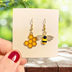 Pendientes de abeja desiguales: panal y abejorro, chapados en oro