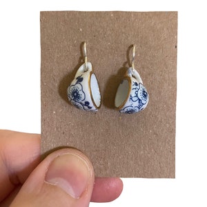 Delft Teetasse Ohrringe: Blaue Florale Keramik, versilbert