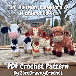 Peut inclure: Trois jouets vaches en crochet peluche comprenant une Holstein à taches noires et blanches, une Longhorn à taches rousses et blanches, et une Highland brune à poils duveteux. Texte : 3in1 Holstein, Longhorn & Highland Cows PDF Crochet Pattern By ZeroGravityCrochet.