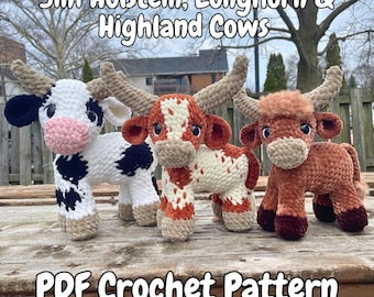 Puede incluir: Tres juguetes de vaca de ganchillo de felpa: una Holstein con manchas blancas y negras, una Longhorn con parches de color óxido y blanco, y una vaca Highland marrón con pelo esponjoso. Texto: 3in1 Holstein, Longhorn & Highland Cows PDF Crochet Pattern By ZeroGravityCrochet.