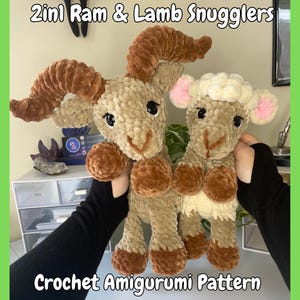 Może przedstawiać: Dwa szydełkowe amigurumi: baran i jagnię. Baran ma duże brązowe rogi i brązowe akcenty, a jagnię ma różowe uszy. Widoczny jest tekst "2in1 Ram & Lamb Snugglers" i "Crochet Amigurumi Pattern".