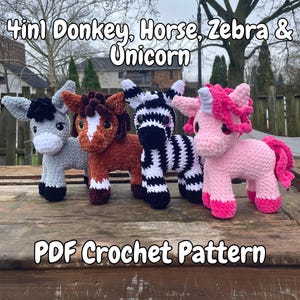 Op de afbeelding: Vier gehaakte dierenfiguren: een grijze ezel, een bruin paard, een zwart-witte zebra en een roze eenhoorn. De figuren zijn gemaakt van zacht garen en hebben gedetailleerde kenmerken. De tekst "4 in 1 Donkey, Horse, Zebra & Unicorn" en "PDF Crochet Pattern" zijn zichtbaar.