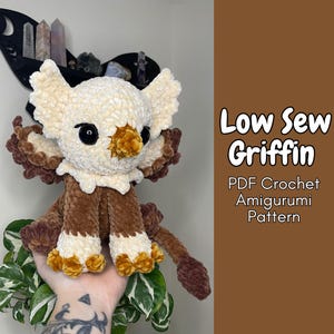 Könnte beinhalten: Ein gehäkeltes Greif-Amigurumi in Creme, Braun und Gold. Das Stofftier hat große Flügel, einen Schnabel und schwarze Augen. Der Text "Low Sew Griffin" und "PDF Crochet Amigurumi Pattern" wird auf der rechten Seite des Bildes angezeigt.
