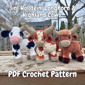 Puede incluir: Tres figuras de vaca de ganchillo: una Holstein con manchas blancas y negras, una Longhorn con parches rojos y blancos, y una vaca de las Tierras Altas en marrón. El texto dice "3in1 Holstein, Longhorn & Highland Cows" y "PDF Crochet Pattern".
