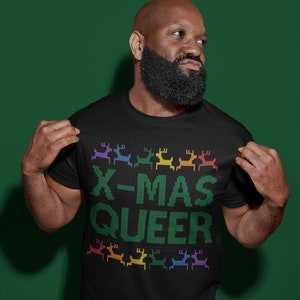 X-Mas Queer Unisex Tee - Holiday Queers Kollektion - LGBTQ &quot;Ugly Christmas Sweater&quot; T-Shirt.&quot;
