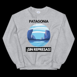 Könnte beinhalten: Ein graues Sweatshirt mit dem Wort "PATAGONIA" über einer kreisförmigen Grafik einer Berglandschaft in Blau und Weiß. Darunter steht der Text "¡SIN REPRESAS!"