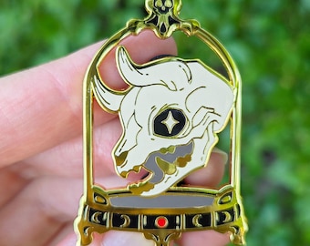 SEGUNDA CALIDAD / GRADO B Pin de calavera con capucha: Pin de esmalte duro chapado en oro de 5 cm