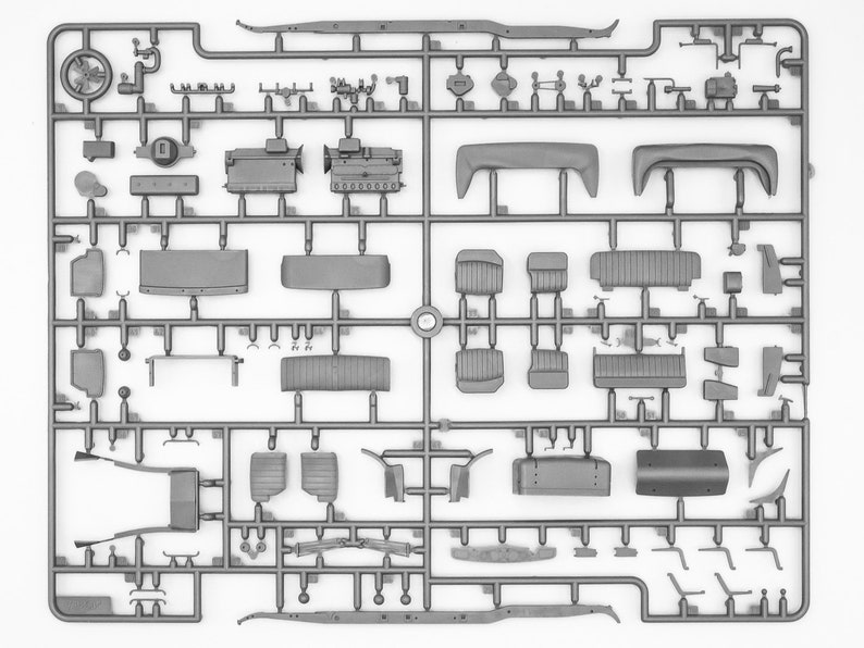 Scale 1/35 Plastic Model Kit Car Typ G4 kfz.21 WWII German Staff Car
