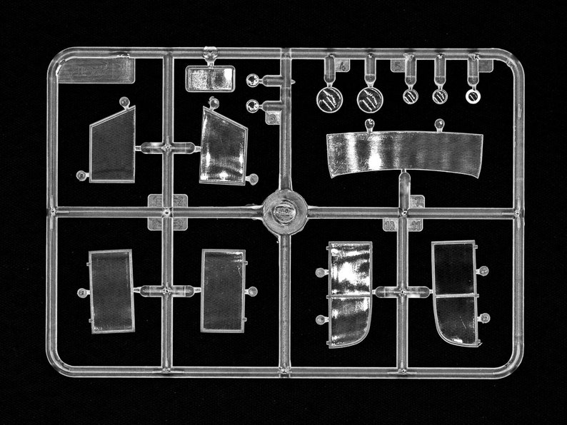 Scale 1/35 Plastic Model Kit Car Typ G4 kfz.21 WWII German Staff Car