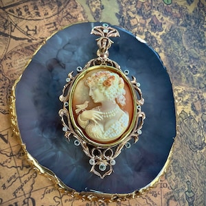 Vera conchiglia di mare Dettagli incisi a mano Gioielli da donna Pendent Stile vintage Piatto in argento rosa 24 carati con diamanti naturali e zaffiri