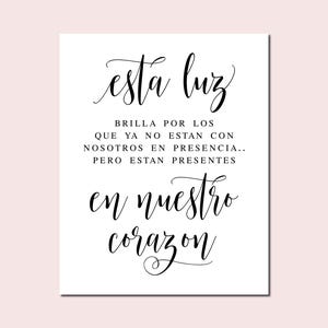 Esta Luz Brilla En Nuestro Corazón, Letrero de Recuerdo en Español, Letrero de Decoración de Bodas en Español, Letreros de Boda en Español, Letrero Conmemorativo, Impresiones de Boda