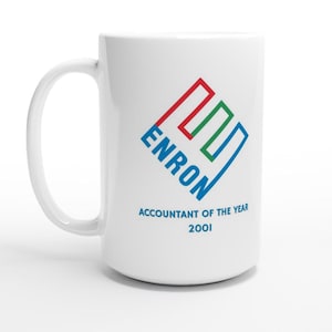 Könnte beinhalten: Weiße Keramiktasse mit einem blauen, roten und grünen Logo, auf dem "Enron" und der Text "Buchhalter des Jahres 2001" steht.