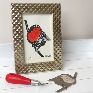 Linoprint Robin im Goldrahmen