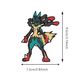 Puede incluir: Parche bordado con un personaje estilizado con detalles en verde azulado, negro, rojo y amarillo. El parche mide 9,5 cm de alto y 7,2 cm de ancho. El personaje est&aacute; en una pose din&aacute;mica.