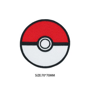 Könnte beinhalten: Roter und weißer gestickter Patch eines Pokéballs, ein rundes Objekt mit einer roten Oberseite, einer weißen Unterseite und einem schwarzen Ring um die Mitte. Der Text "SIZE: 70*70MM" befindet sich unter dem Patch.