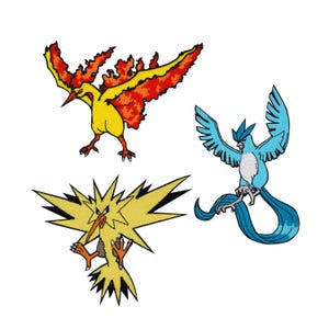 Op de afbeelding: Drie geborduurde patches met gestileerde vogelontwerpen. Eén is geel met rode en oranje vlammen, een andere is lichtblauw en de derde is geel met bliksemachtige kenmerken. Alle drie op een witte achtergrond.