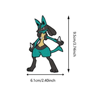 Puede incluir: Parche bordado con un dise&ntilde;o del personaje Lucario en color turquesa y negro. El parche mide 9,5 cm de alto y 6,1 cm de ancho. El personaje tiene un pecho amarillo y detalles blancos.