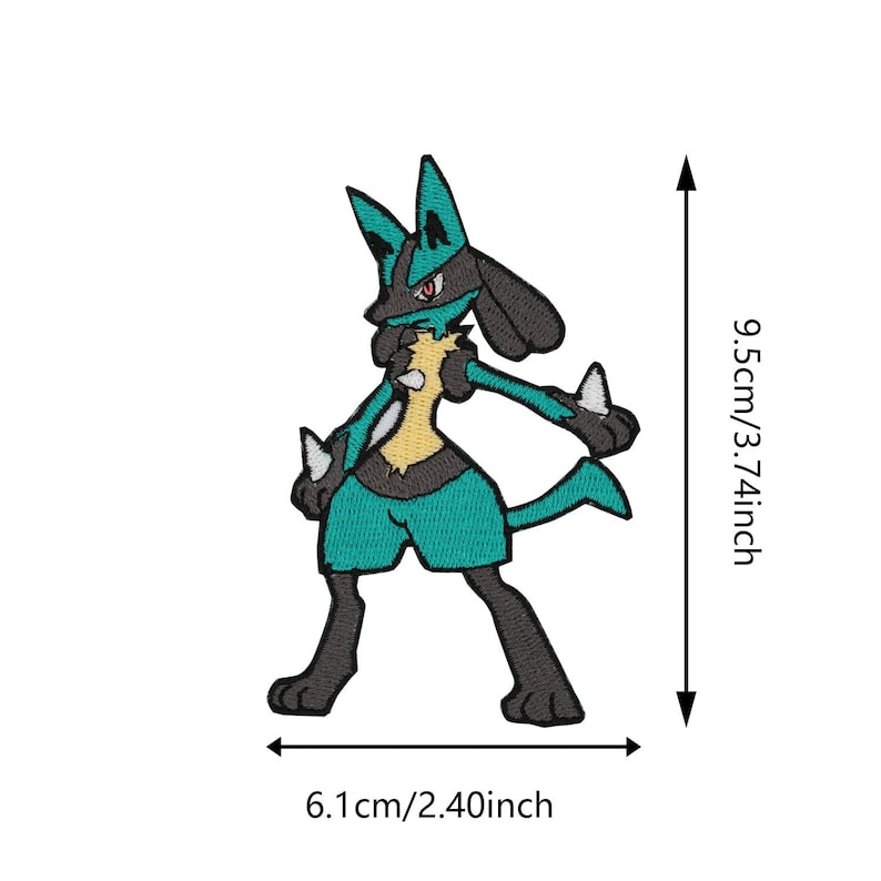 Puede incluir: Parche bordado con un dise&ntilde;o del personaje Lucario en color turquesa y negro. El parche mide 9,5 cm de alto y 6,1 cm de ancho. El personaje tiene un pecho amarillo y detalles blancos.