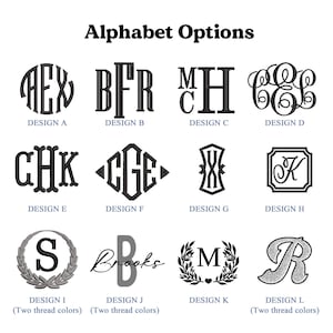 Op de afbeelding: Alphabet-opties voor borduurontwerpen. Ontwerp A is een cirkelvormig monogram met drie letters. Ontwerp B is een blokmonogram met drie letters. Ontwerp C is een monogram met twee letters die op elkaar zijn gestapeld. Ontwerp D is een cirkelvormig monogram met drie letters. Ontwerp E is een blokmonogram met drie letters. Ontwerp F is een ruitvormig monogram met drie letters. Ontwerp G is een monogram met twee letters die op elkaar zijn gestapeld. Ontwerp H is een vierkant monogram met &eacute;&eacute;n letter. Ontwerp I is een cirkelvormig monogram met &eacute;&eacute;n letter omringd door een krans. Ontwerp J is een handgeschreven monogram met &eacute;&eacute;n letter. Ontwerp K is een monogram met &eacute;&eacute;n letter omringd door een krans. Ontwerp L is een monogram met &eacute;&eacute;n letter.
