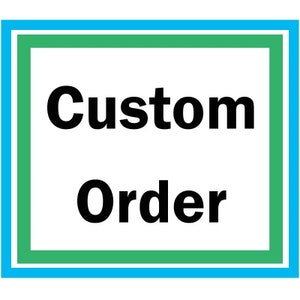 Puede incluir: Un cuadrado blanco con un borde verde y un borde azul. Las palabras "Custom Order" están en negrita negra en el centro del cuadrado.