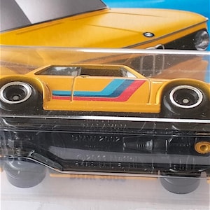 Hot Wheels 2025 Case F Mainline - BMW 2002 AMARELO - Cartão Curto