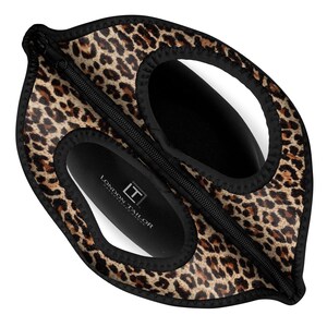 Puede incluir: Una bolsa de almuerzo de neopreno con estampado de leopardo negro y marr&oacute;n con cierre de cremallera y el texto "LONDON TAILOR" en la parte delantera.