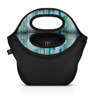 Puede incluir: Bolsa de almuerzo aislada negra con un patr&oacute;n geom&eacute;trico azul y verde en el interior. La bolsa tiene un asa superior y un cierre de cremallera.
