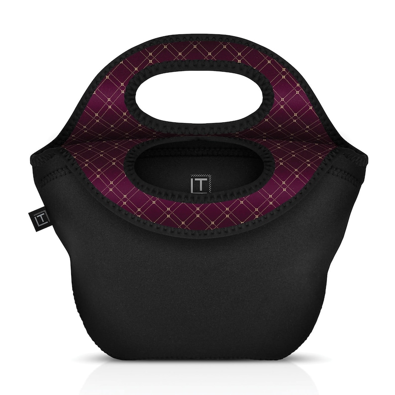Puede incluir: Bolsa de almuerzo negra con un patr&oacute;n geom&eacute;trico burdeos y dorado en el borde superior. La bolsa tiene un asa superior y una peque&ntilde;a abertura para una bebida.