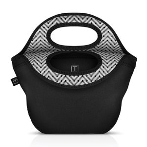 Puede incluir: Bolsa de almuerzo negra con forro de patr&oacute;n de chevron y asa superior. La bolsa tiene un peque&ntilde;o bolsillo en la parte delantera con las letras "IT" en blanco.