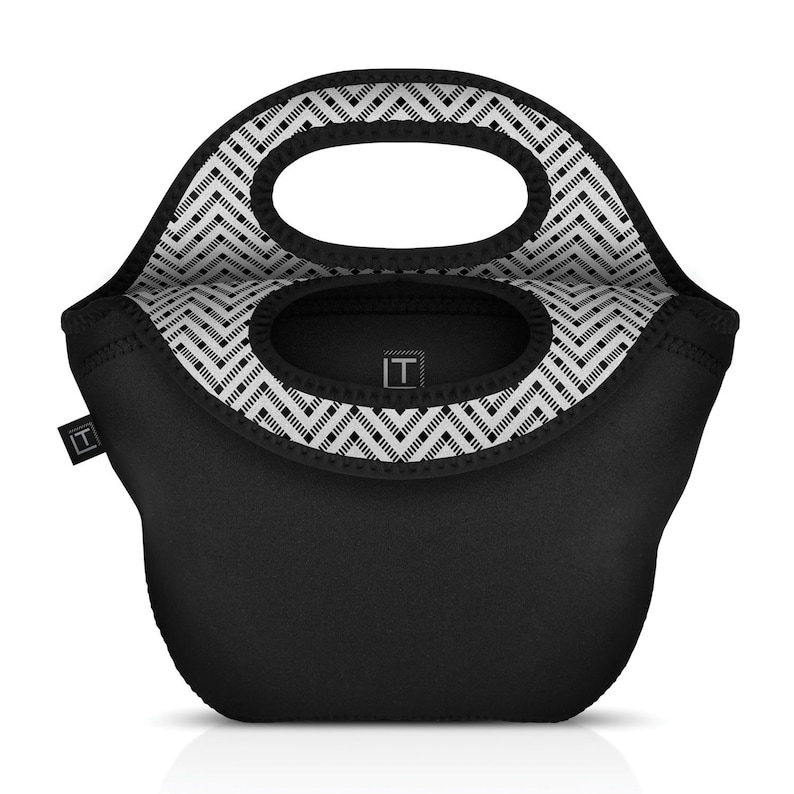 Puede incluir: Bolsa de almuerzo negra con forro de patr&oacute;n de chevron y asa superior. La bolsa tiene un peque&ntilde;o bolsillo en la parte delantera con las letras "IT" en blanco.