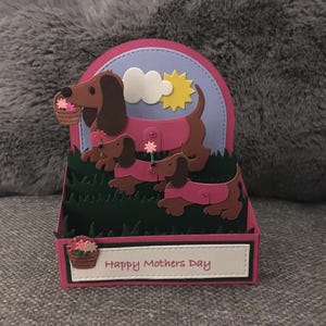 Biglietto pop-up fatto a mano per la festa della mamma con bassotto e cuccioli