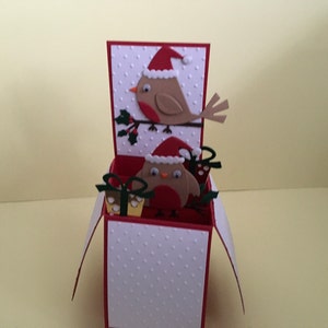 Cartão pop-up de Natal feito à mão com presentes de Robin