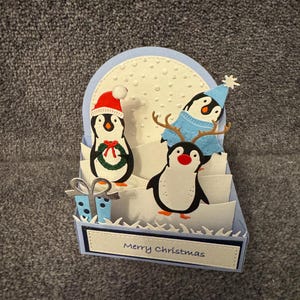Carte pop-up faite main de pingouin de Noël