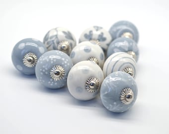 Pomelli in ceramica grigi e bianchi realizzati a mano: con motivi floreali e a pois.
