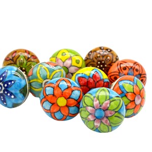 以下が含まれることがあります： 花柄のカラフルなセラミックノブが10個セットです。ノブは丸型で光沢のある仕上げになっています。どんな部屋にも遊び心を取り入れるのに最適です。