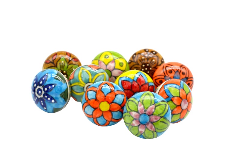 以下が含まれることがあります： 花柄のカラフルなセラミックノブが10個セットです。ノブは丸型で光沢のある仕上げになっています。どんな部屋にも遊び心を取り入れるのに最適です。