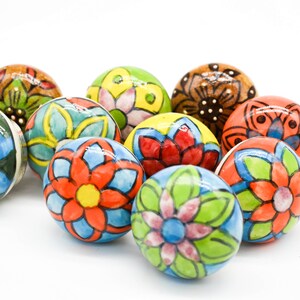 以下が含まれることがあります： 花柄のカラフルなセラミックノブ10個セット。ノブは丸型で光沢のある仕上げです。どんな部屋にも遊び心を取り入れるのに最適です。