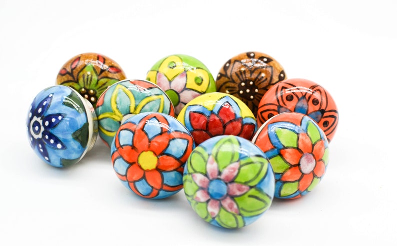 以下が含まれることがあります： 花柄のカラフルなセラミックノブ10個セット。ノブは丸型で光沢のある仕上げです。どんな部屋にも遊び心を取り入れるのに最適です。