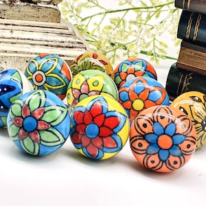 以下が含まれることがあります： 花柄のカラフルなセラミックノブ10個セット。ノブは丸型で光沢のある仕上げです。どんな部屋にも遊び心を取り入れるのに最適です。