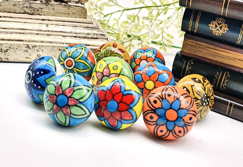 以下が含まれることがあります： 花柄のカラフルなセラミックノブ10個セット。ノブは丸型で光沢のある仕上げです。どんな部屋にも遊び心を取り入れるのに最適です。