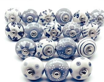Pomelli in ceramica grigi e bianchi realizzati a mano, maniglie per cassetti con motivo floreale vintage.