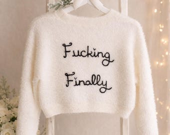 Cárdigan de novia bordado a mano con el texto "F*cking Finally"