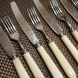 Cutlery set of 6 forks and knives with bakelite handles.