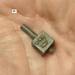 Antike jüdische Zinn Hanukkah Dreidel.