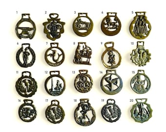 Medaglioni in ottone per finimenti per cavalli d'epoca e antichi.