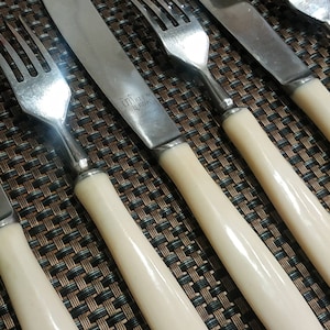 Cutlery set of 6 knives and forks with bakelite handles.