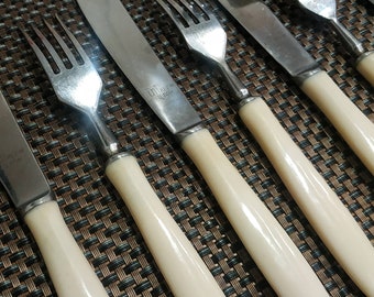 Cutlery set of 6 knives and forks with bakelite handles.