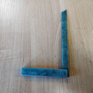 Antique  angle piece for outside measurements .